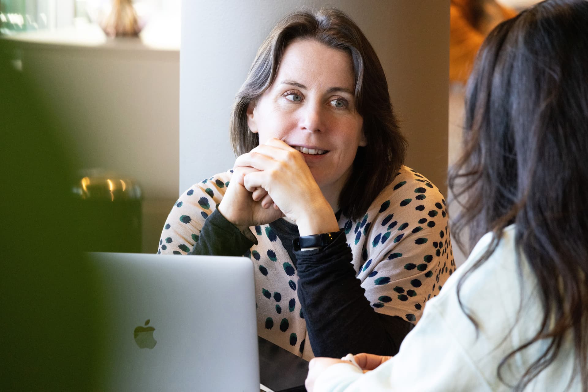 Två kollegor i samtal.